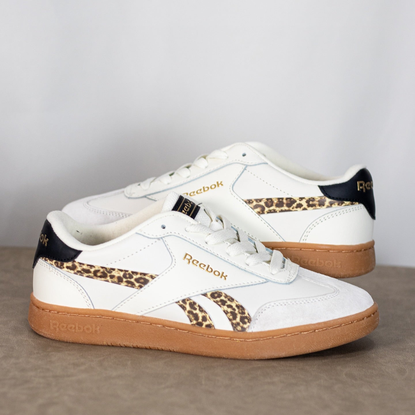 Tenis Rebook con detalle animal print Talla 10 US